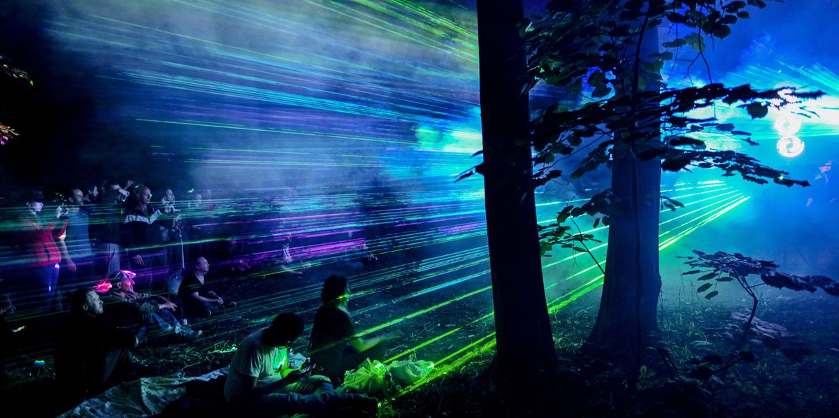 Les raves en plein air non autorisées sont rythmées par la musique techno, actuellement plutôt du genre acid-vibe. (Photo by Daniel MIHAILESCU / AFP)