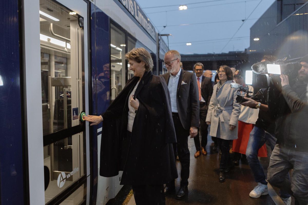 Festakt für die neue Zürcher Stadtbahn: Simonetta Sommaruga fährt als ...