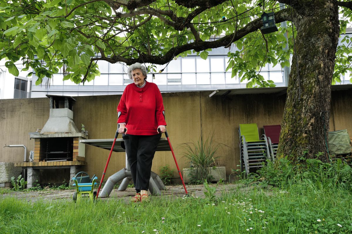 Genève 29/05/2024SERIE D'ETE Nous allons voir madame Christiane Chabry chez elle à la route de Ferney au numéro 181. Elle va nous parler de son arbre chéri qui est menacé de coupe.
