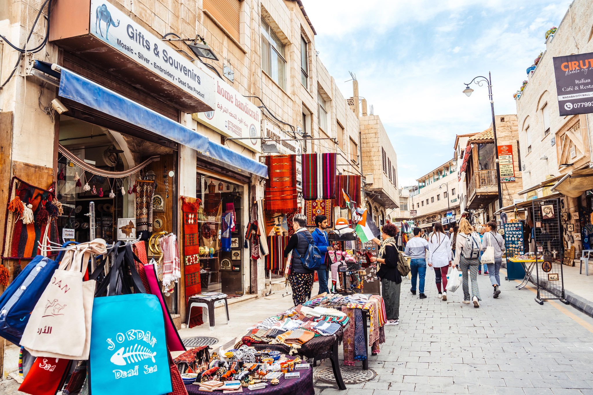 Madaba, charmante ville où l’on peut se laisser aller à un peu de shopping dans les rues historiques. Un endroit idéal pour trouver des souvenirs à ramener chez soi.
