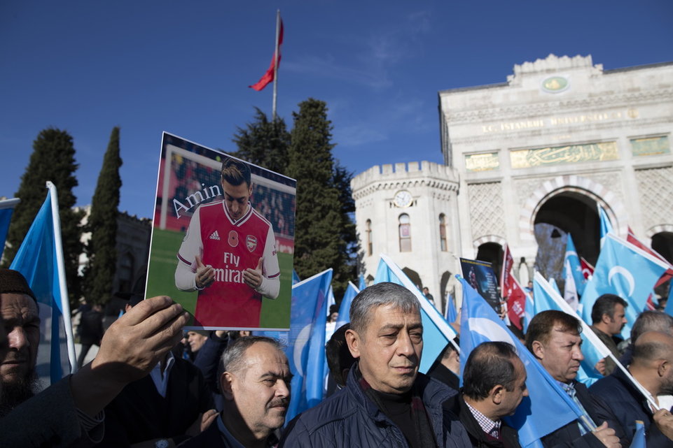 Auch wenn sich der Club von seinem Spieler aufgrund des politischen Statements distanziert hat, erhält der Spieler Support in der kasachischen Stadt Turkestan.