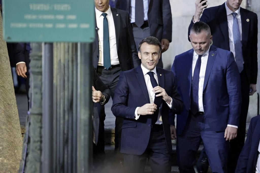 Emmanuel Macron quittant la session de clôture du Forum d’affaires franco-portugais à Porto lors d’une visite d’État au Portugal, février 2025.