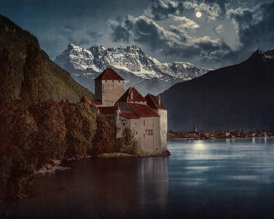Clair de lune sur le château de Chillon, le lac Léman et les Dents du Midi. 