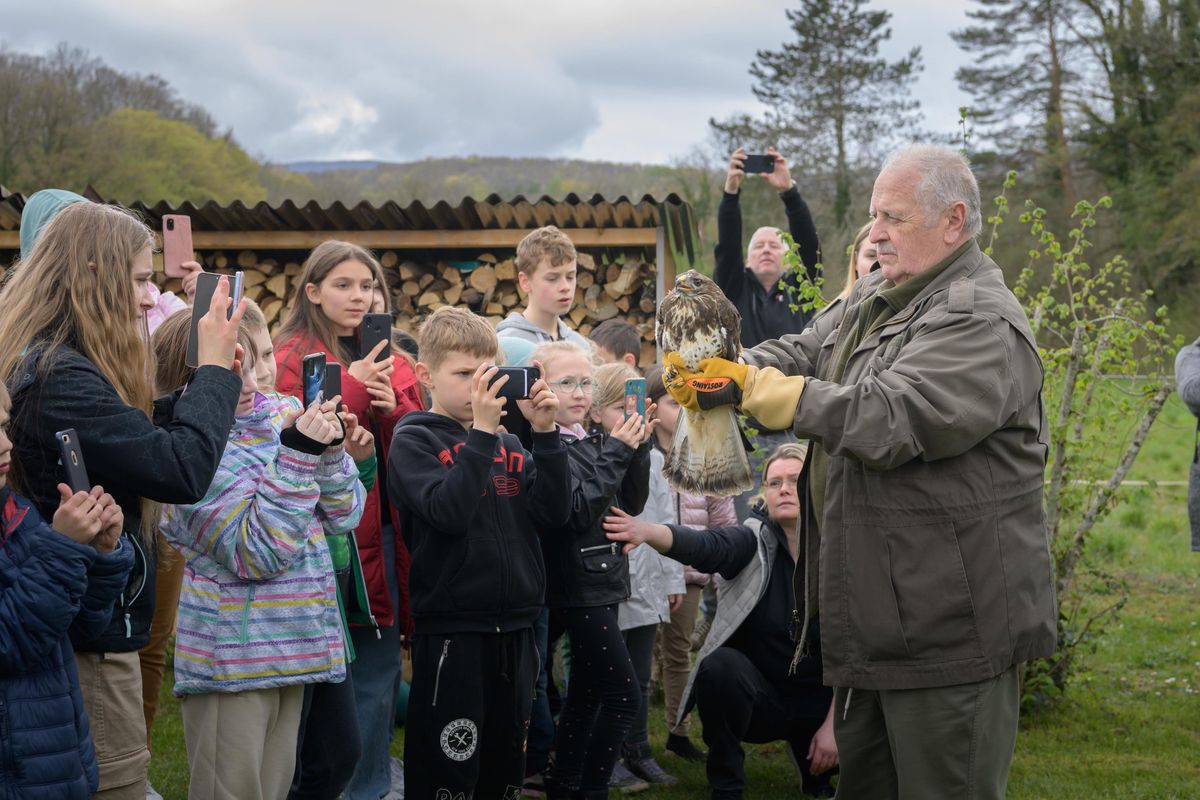 Patrick Jacot, fondateur et président du COR, montre une buse aux jeunes Ukrainiens.