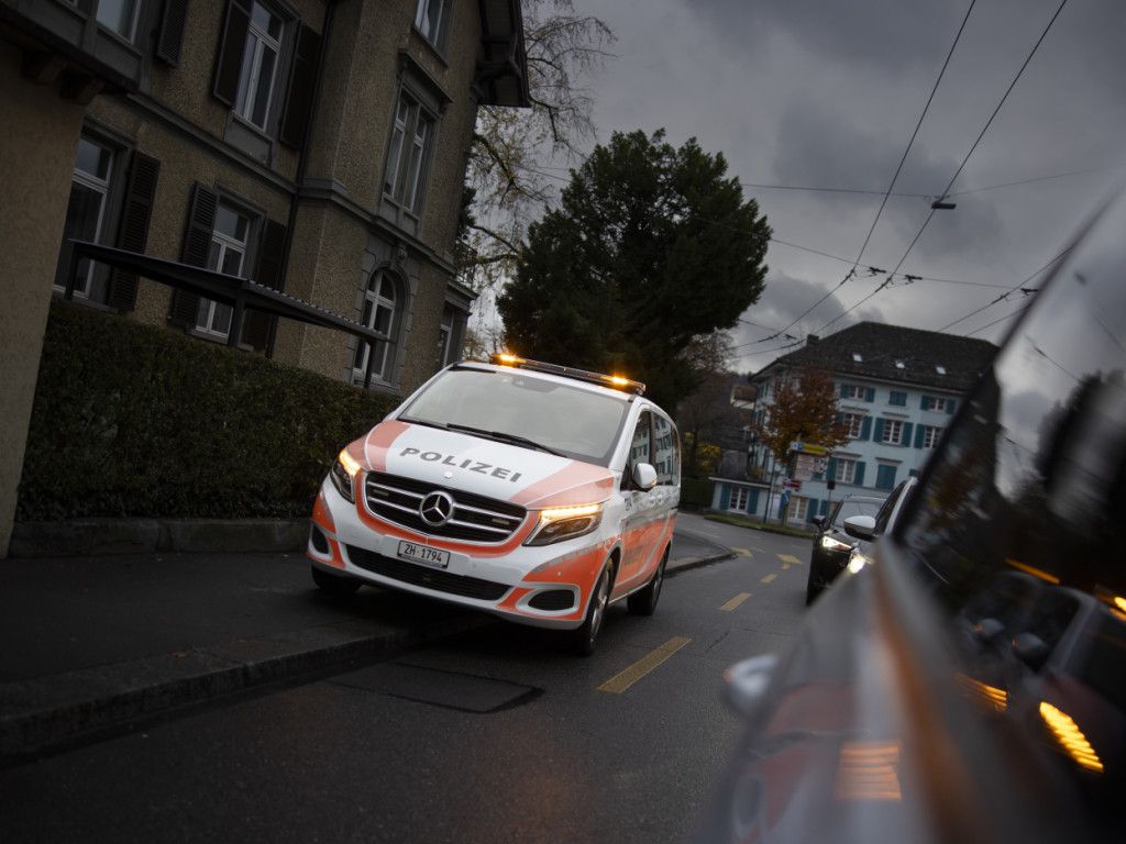 Teenagers Fleeing Police Crash Into Traffic Sign and Pole in Winterthur