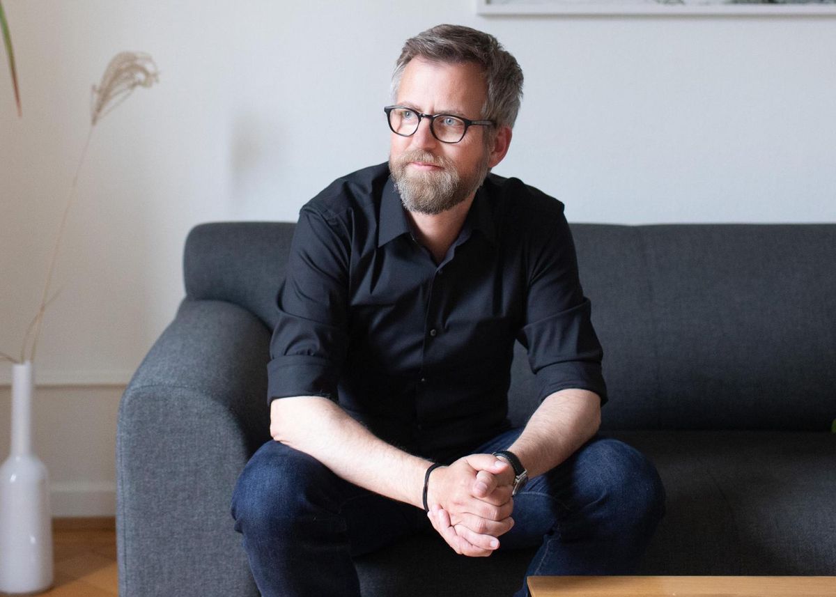 LAUSANNE ,  le 21 mai 2021. Pascal Gygax pose chez lui devant une photo de Matthieu Gafsou, qui évoque sa passion pour la randonnée en montagne.