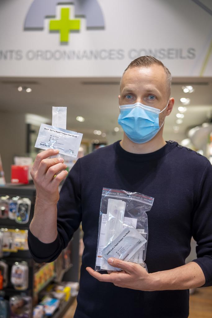 Christophe Berger, president de la Societe Vaudoise de pharmacie (SVPH), presente un sachet contenant un auto-test pour le depistage du Coronavirus (Covid-19) le mardi 6 avril 2021 dans une pharmacie a Lausanne. La strategie de depistage contre le coronavirus du Conseil federal prevoit qu'a partir du 7 avril, chaque personne pourra obtenir gratuitement cinq auto-tests par mois dans une pharmacie. (KEYSTONE/Jean-Christophe Bott)