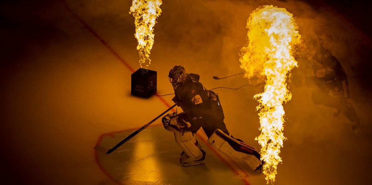 Le gardien Fribourgeois Reto Berra, arrive sur la glace lors du match du championnat suisse de hockey sur glace de National League entre le HC Fribourg-Gotteron et le Lausanne HC, LHC, le samedi 28 novembre 2020 a la patinoire de la BCF Arena a Fribourg. (KEYSTONE/Jean-Christophe Bott)