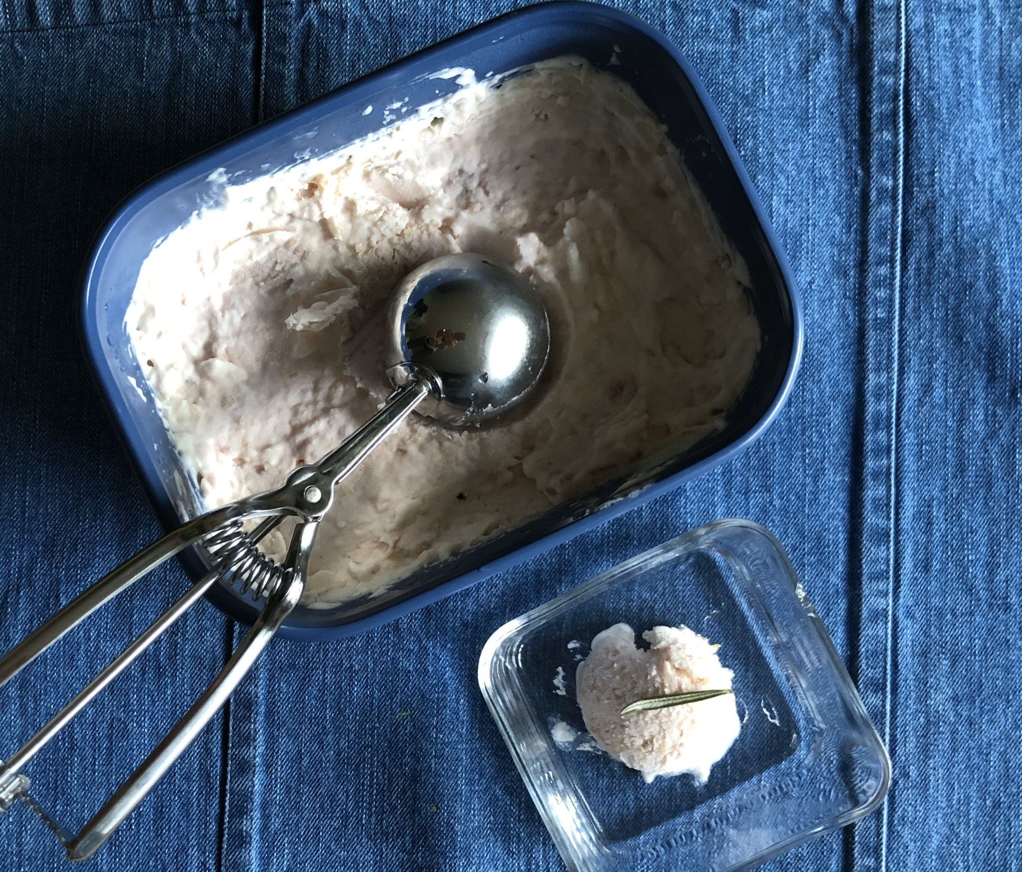 Glace, erfrischend anders – Pfirsichglace mit Rosmarin | Tages-Anzeiger