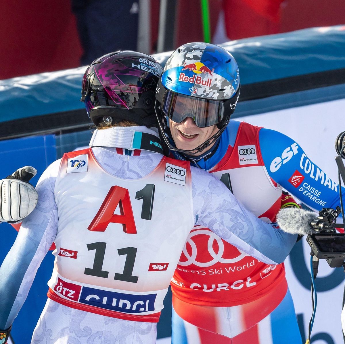 Clément Noël de France étreint Atle Lie McGrath de Norvège après la course de slalom masculin de la Coupe du Monde de ski alpin FIS à Hochgurgl, Autriche.