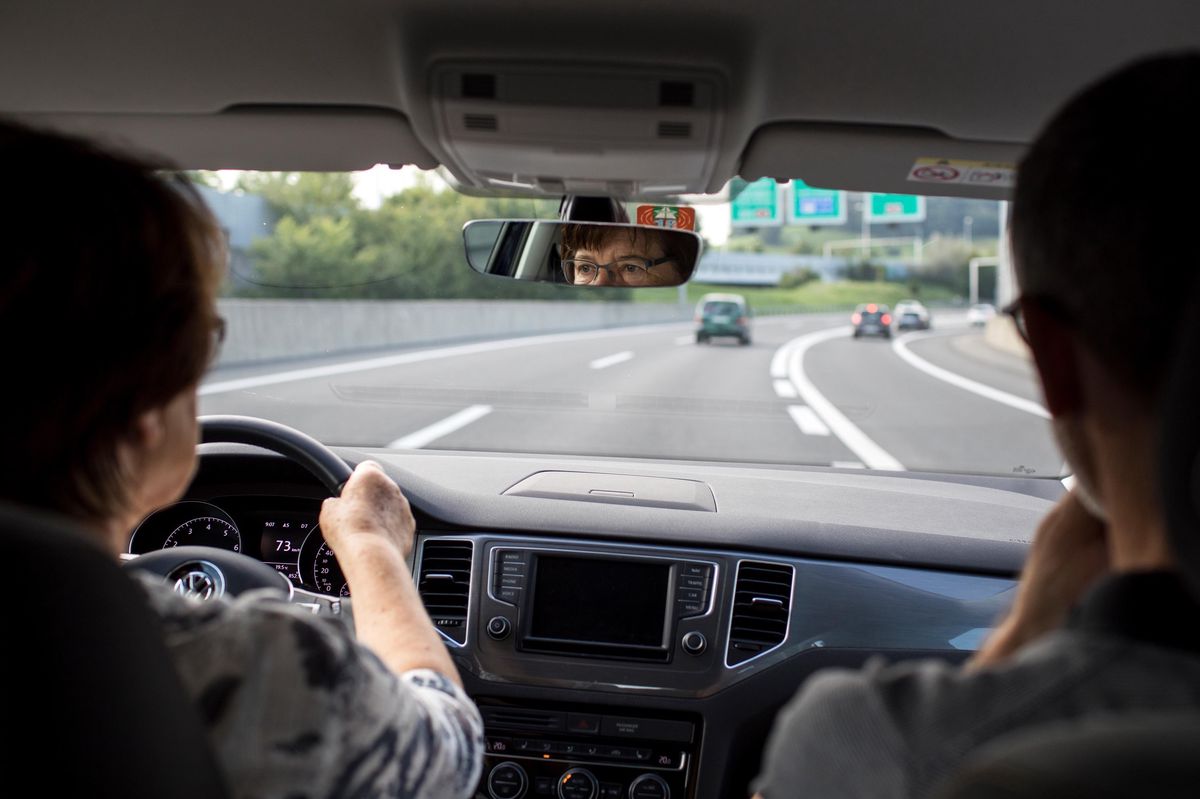 En Suisse, les conducteurs de plus de 75 ans doivent passer tous les deux ans un examen médical pour tester leur aptitude à prendre le volant. Une pratique qui n’amène aucun gain mesurable en termes de sécurité routière, estime le BPA.