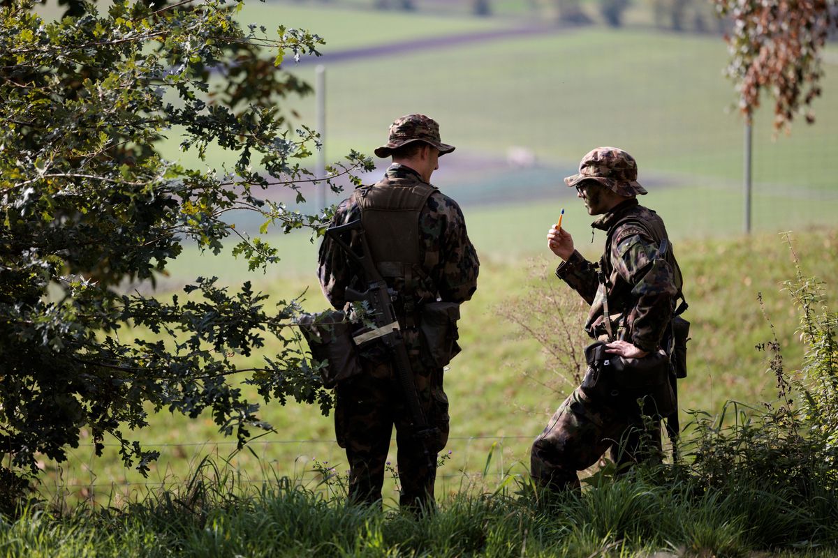Soldaten beim Zähne putzen während einer Schlussübung in der Auklärer RS. Anlässlich einer Reportage wie verändert der Krieg in der Ukraine die Rekrutenschule, am 18.10.2022 in Gelterfingen.  Foto: Christian Pfander / Tamedia AG
