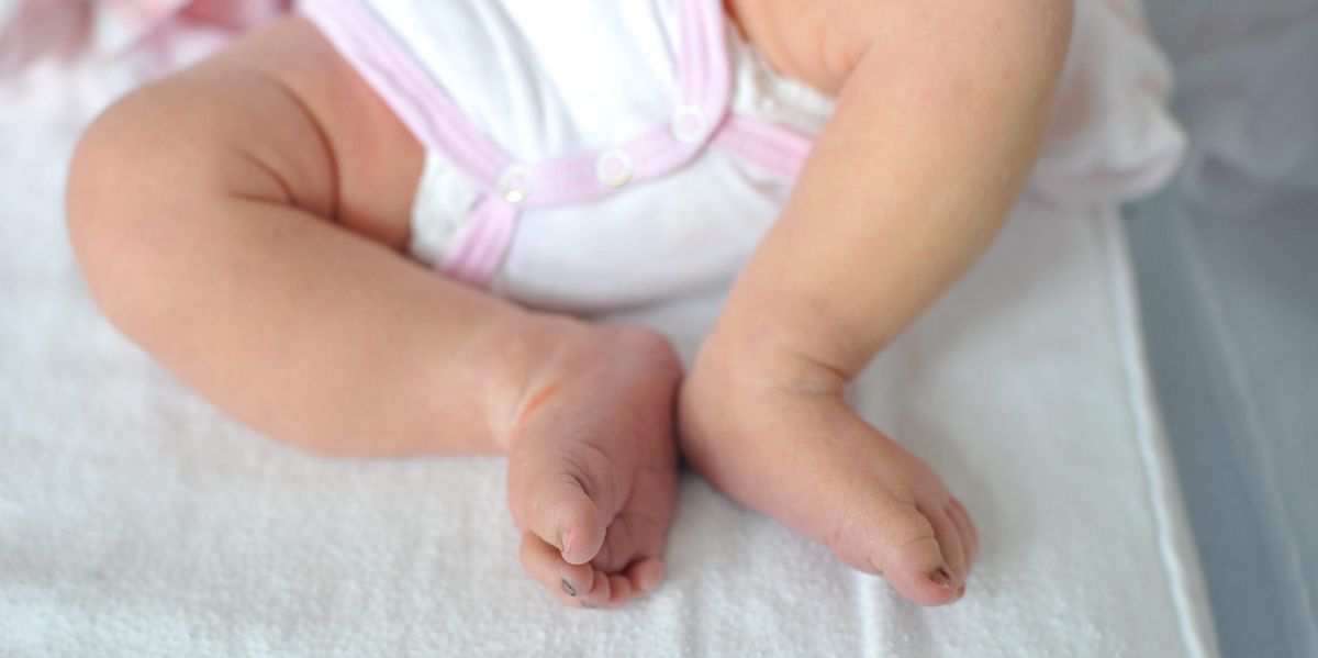 Ungew-hnlicher-Entbindungsort-Frau-bringt-Baby-in-Genfer-Linienbus-zur-Welt