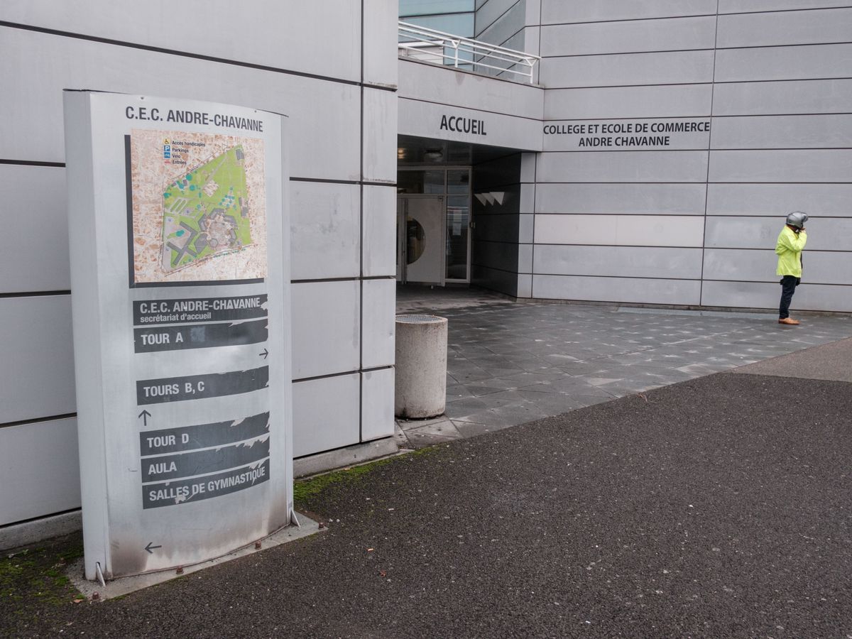 Suisse, Genève, le 21 décembre 2023. Suite à des messages à caractère raciste à l'encontre de la directrice de l'école de commerce et collège André Chavanne tagué dans la salle des maîtres, un rassemblement de soutient c'est tenu aujourd'hui dans le hall de l'établissement.