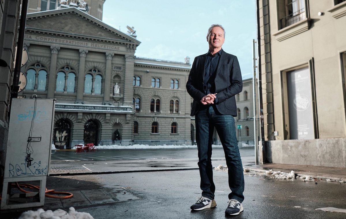 Ueli Schmezer portraitiert vor dem Bundeshaus Bern.
