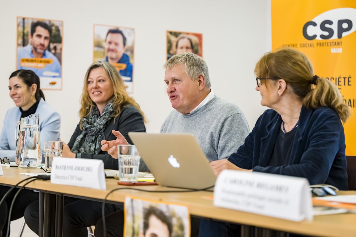 Aurelie Planas, co-directrice du CSP Neuchatel, Melanie Mueller, co-directrice du CSP Neuchatel, Alain Bolle, directeur du CSP Geneve et Bastienne Joerchel, directrice du CSP Vaud, de gauche a droite, parlent lors d'une conference de presse des Centres sociaux protestants, CSP, de Geneve, Vaud, Neuchatel et Berne-Jura sur la precarite des jeunes le mercredi 13 mars 2024 a Lausanne. (KEYSTONE/Jean-Christophe Bott)