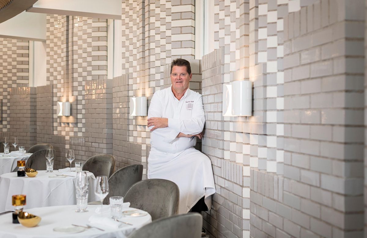 Pierrot Ayer, parrain de la Semaine du Goût 2023, dans son restaurant Le Pérolles, à Fribourg.