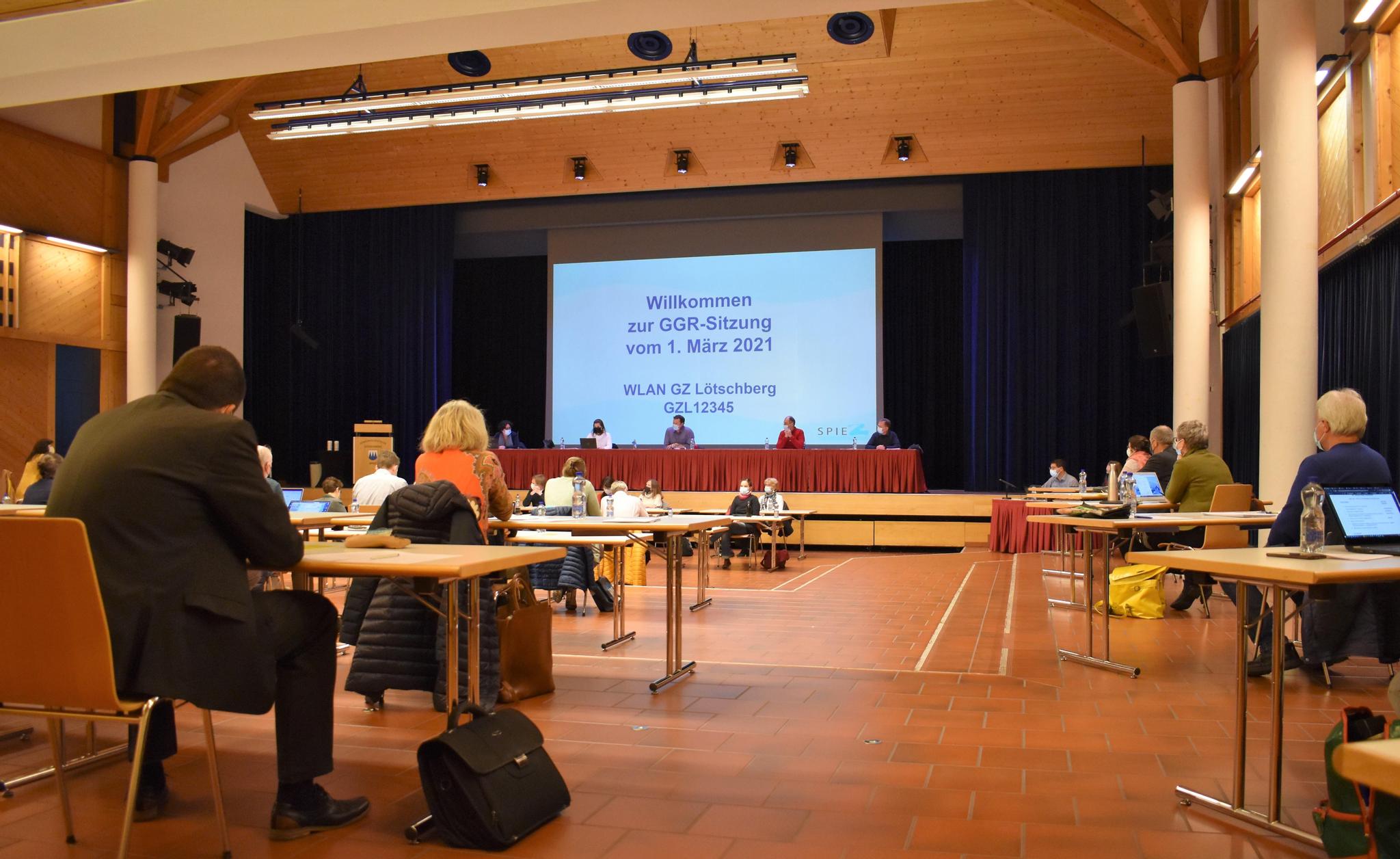 In die Jahre gekommen: Der Spiezer Lötschbergsaal, hier während der 262. Spiezer GGR-Sitzung.