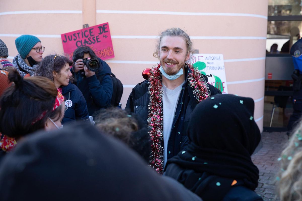«Inconnu 0003», a été l’un des premiers zadistes à se présenter face à la Justice vaudoise. Parmi les enjeux d’une audience historique, l’identité des occupants du Mormont et la politique du Ministère public.