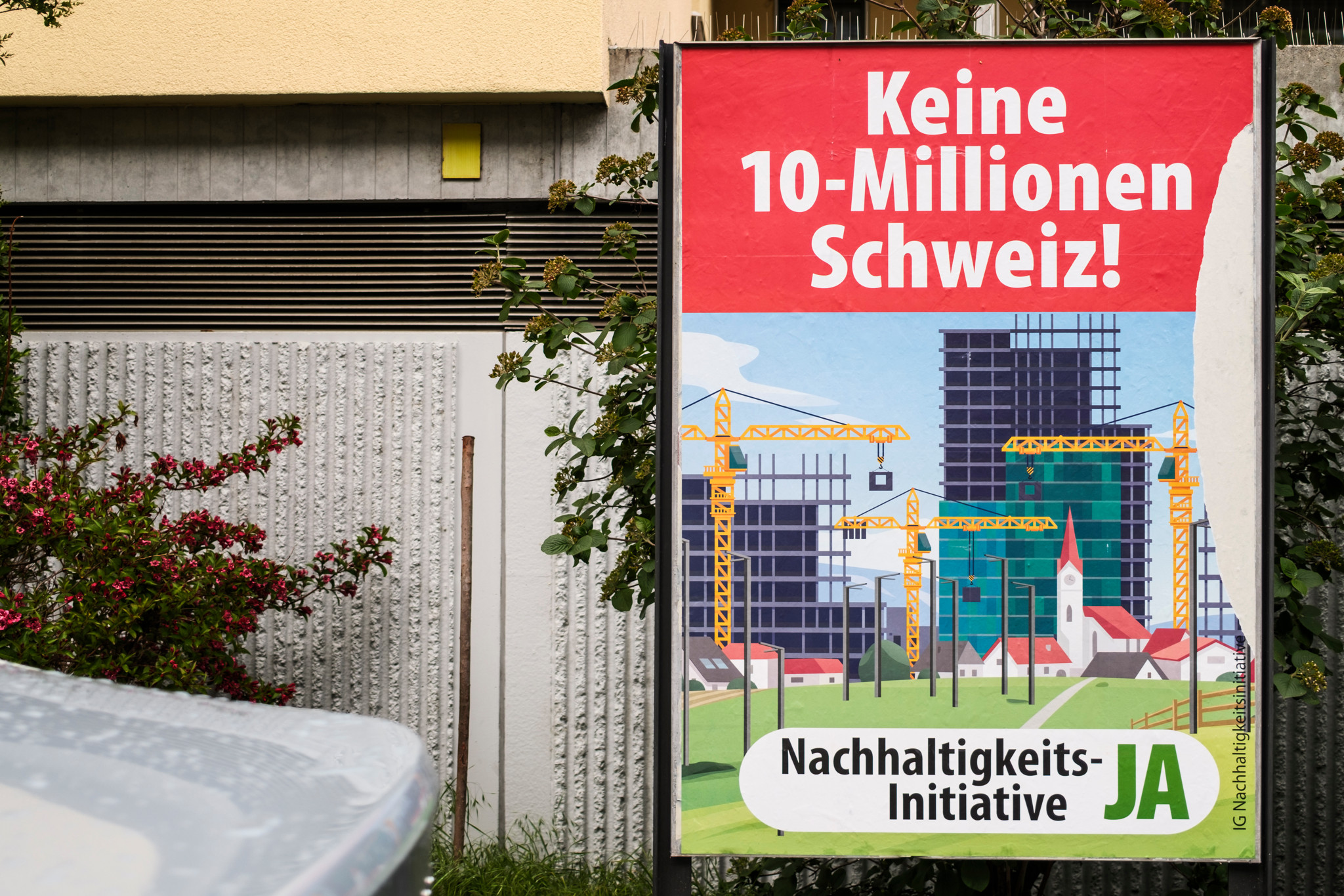 Plakat der SVP-Nachhaltigkeits-Initiative in Bern mit der Aufschrift «Keine 10-Millionen-Schweiz! Nachhaltigkeits-Initiative JA»