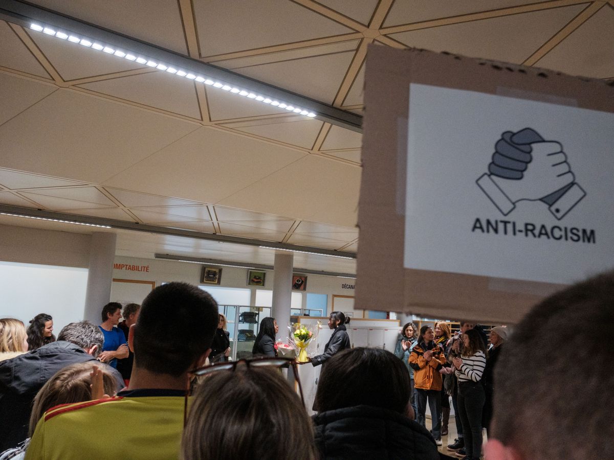 Suisse, Genève, le 21 décembre 2023. Suite à des messages à caractère raciste à l'encontre de la directrice de l'école de commerce et collège André Chavanne tagué dans la salle des maîtres, un rassemblement de soutient c'est tenu aujourd'hui dans le hall de l'établissement.