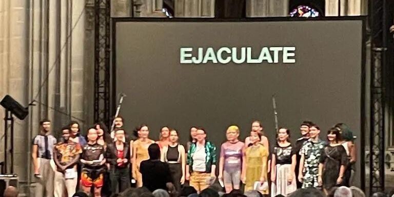 Le spectacle «Hot Bodies Choir» réunissait une chorale «de personnes désireuses de partager et d’élargir leurs pratiques féministes et queer».