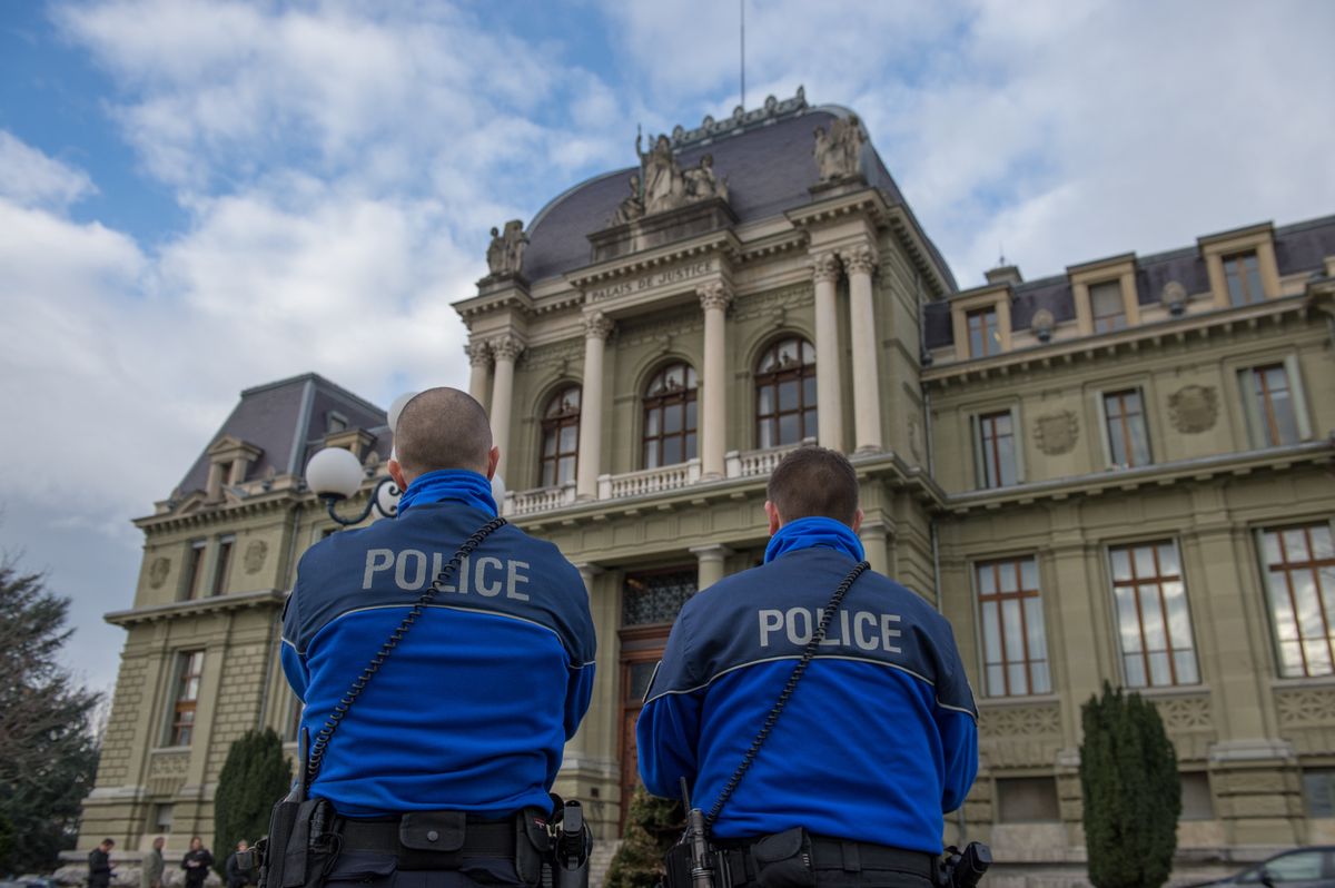 Des policiers surveillent le Palais de justice de Montbenon à Lausanne.