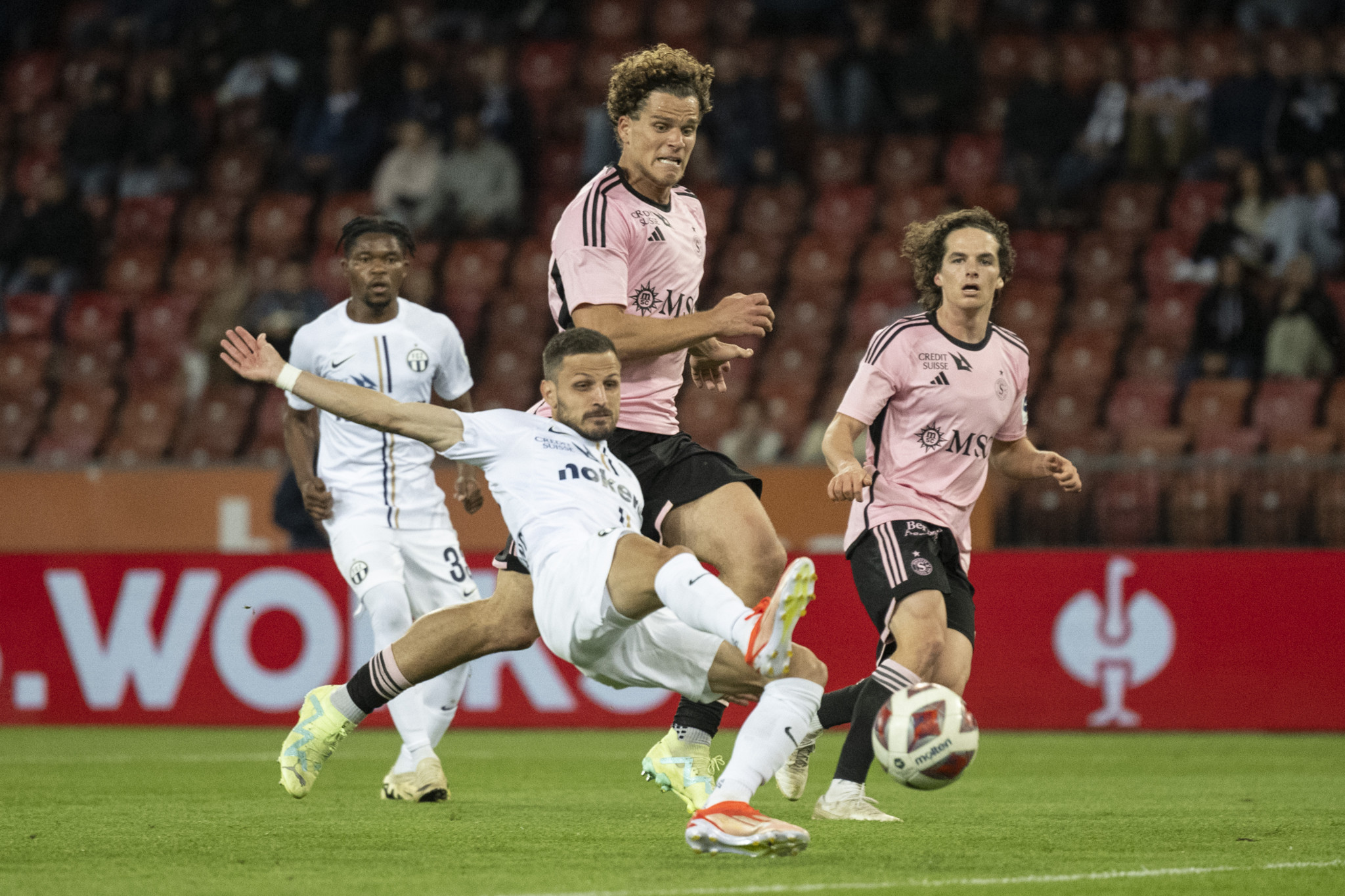 Antonio Marchesano (FCZ) tritt zum 1:1 Tor im Fussball Meisterschaftsspiel der Super League zwischen dem FC Zuerich und dem Servette FC im Letzigrund, am Mittwoch, 15 Mai 2024 in Zuerich. (KEYSTONE/Ennio Leanza)