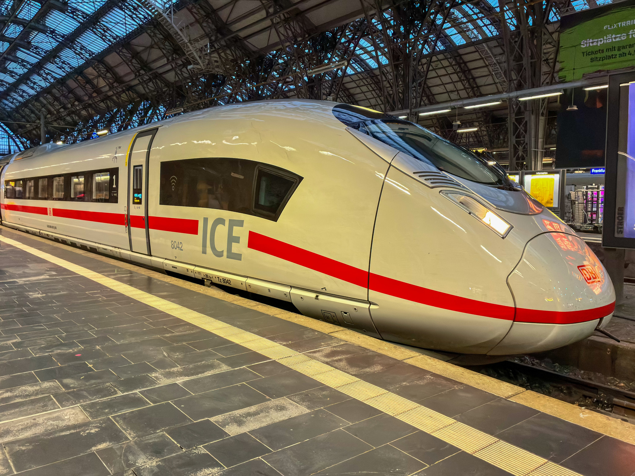 Zwischen Berlin und Halle: Oberleitung stürzt auf vollbesetzen ICE – Reisende berichten von Glassplittern