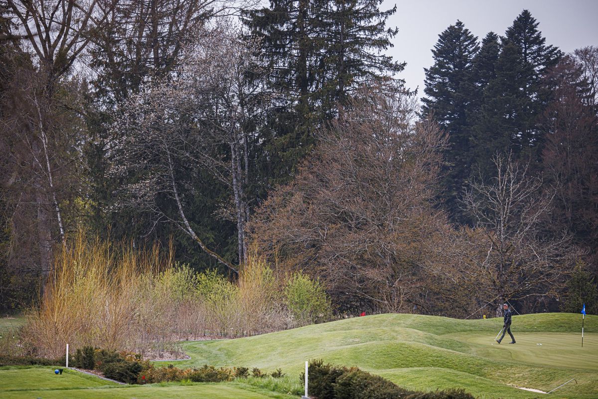 Une haie indigène a été plantée au départ du parcours du Golf Club de Lausanne, profitant à plusieurs espèces notamment avicoles.