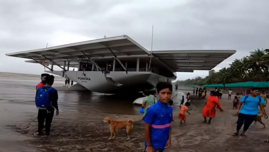 Echouée sur une plage indienne visiblement sans surveillance, le catamaran est devenue l’attraction du coin. Certains craignent qu’il ne finisse désossé.