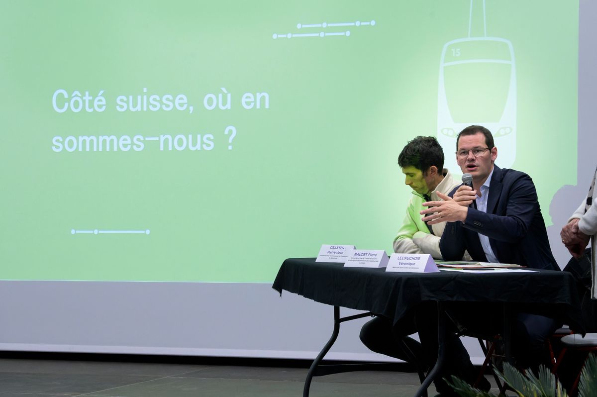Réunion publique d’information et de discussion autour du projet de prolongement de la ligne de tram 15, de Plan-les-Ouates à Saint-Julien.
Sont présents à cette réunion :
Benoît Pavageau, directeur des transports collectifs à l’office cantonal des transports de Genève
Olivier Boesch, architecte urbaniste
Lionel Viret, représentant de la maîtrise d’ouvrage déléguée Elegia
Pierre-Jean Crastes, président de la Communauté de Communes du Genevois
Pierre Maudet, Conseiller d’Etat en charge du département de la santé et des mobilités
Véronique Lecauchois, maire de Saint-Julien-en-Genevois