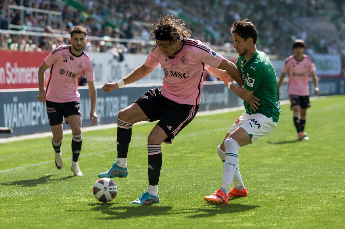 Miroslav Stevanovic (SFC), Enzo Crivelli (SFC), Jordi Quintilla (FCSG), Keigo Tsunemoto (SFC), pendant la rencontre entre le FC St.Gallen 1879 et le Servette FC, comptant pour le championnat de super league, le dimanche 12 mai 2024 au Kybunpark, a Saint-Gall (Bastien Gallay / GallayPhoto)