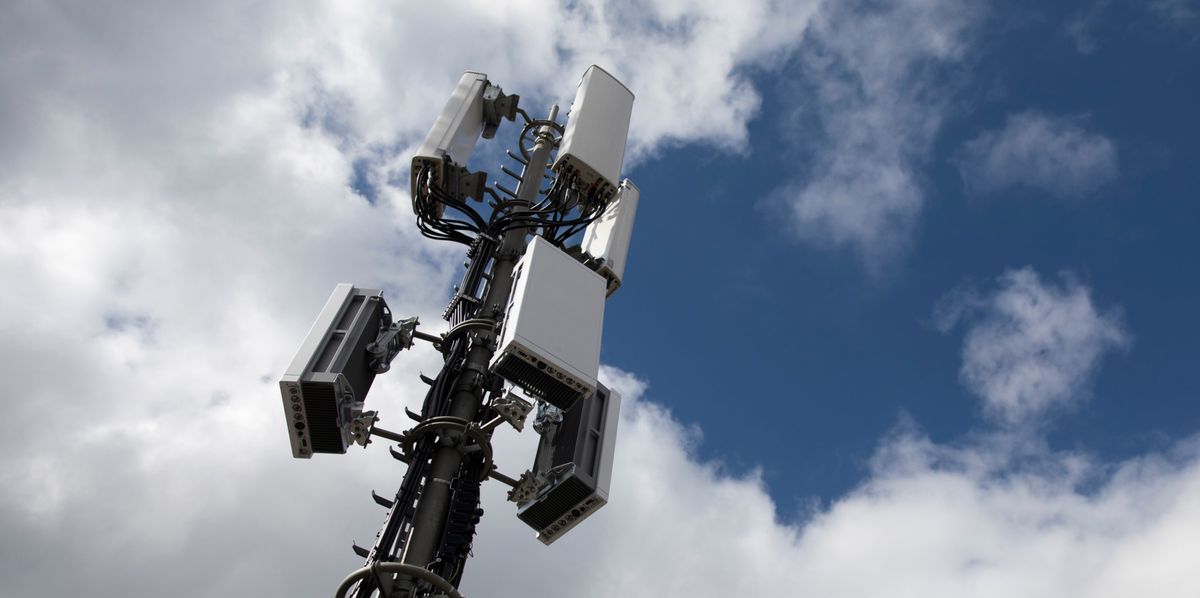 Ein Antennenmast mit einer 5G Antenne, unten, und einer 4G Antenne, oben, am Dienstag, 26. Maerz 2019 in Bern. (KEYSTONE/Peter Klaunzer)