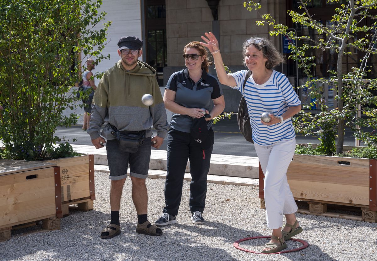 Le 5 août devant la gare de Lausanne, le club Mont Charmant proposait une initiation à la pétanque.