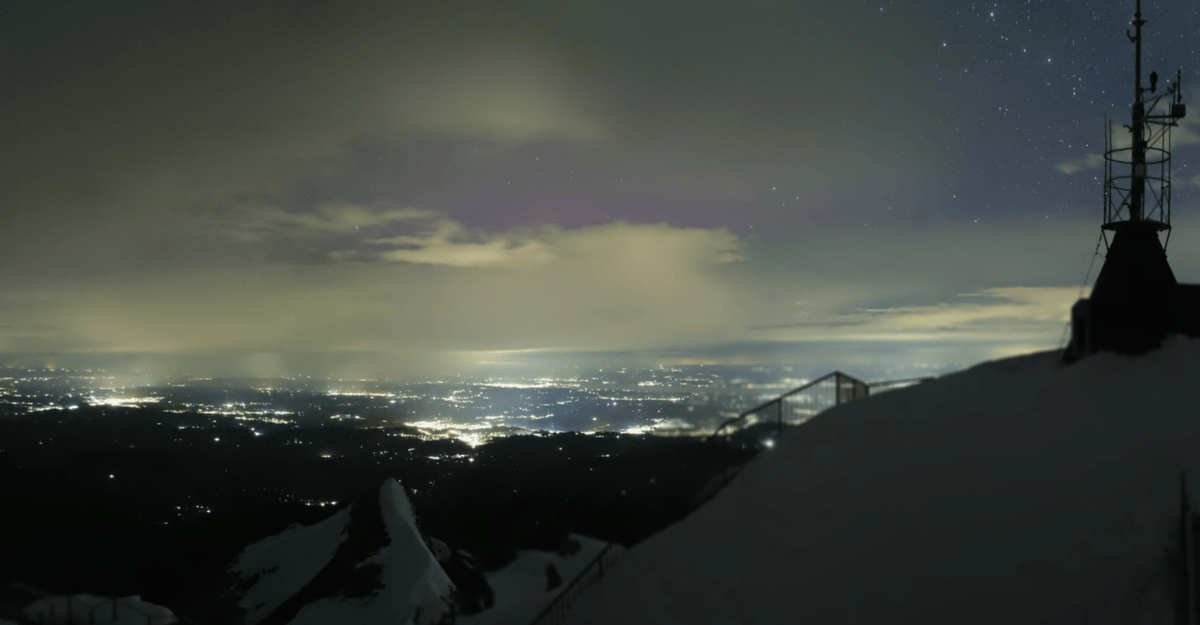 Une aurore boréale visible depuis le sommet du Säntis, dans la nuit du 5 au 6 mai 2024.