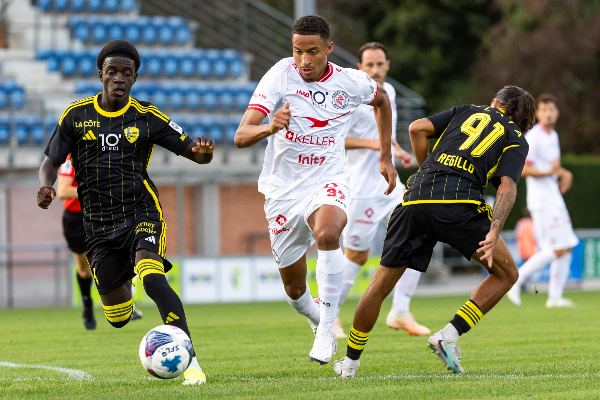 Elias Maluvunu (FC Winterthur) dribbelt zwischen Mardochee Miguel und Matteo Regillo (FC Stade Nyonnais) in der Challenge League.