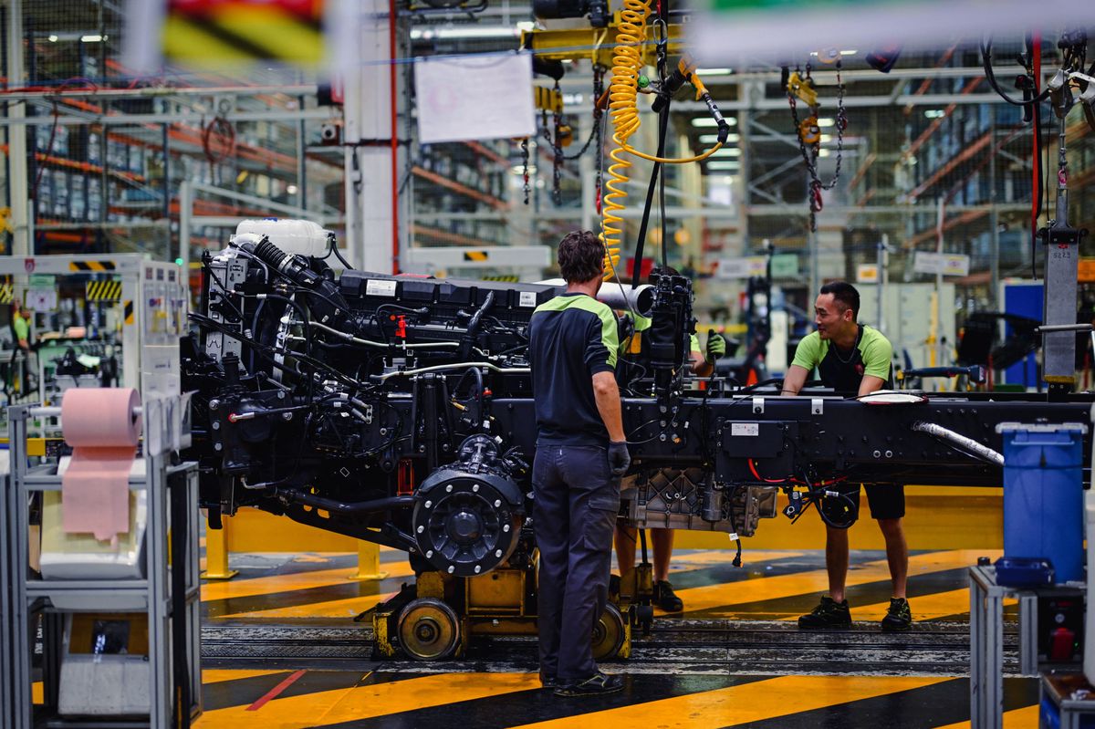 Des employées sur une chaîne d’assemblage en France, chez Renault, en juillet 2024.