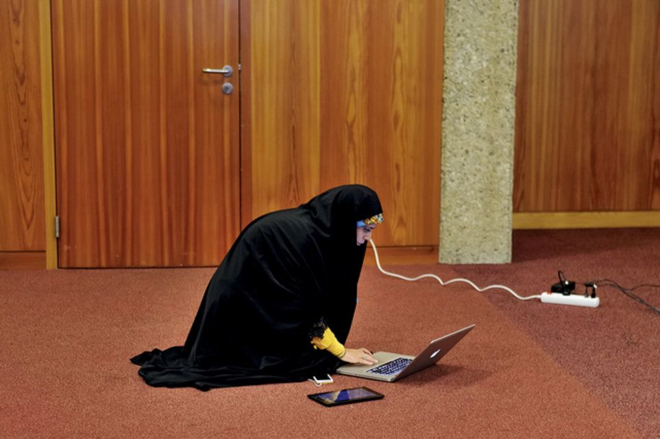 La série de photos de Mark Henley de SwissInfo, lauréat du concours, consacrées aux pourparlers sur le nucléaire iranien à Genève, sera exposée au Musée national suisse. 