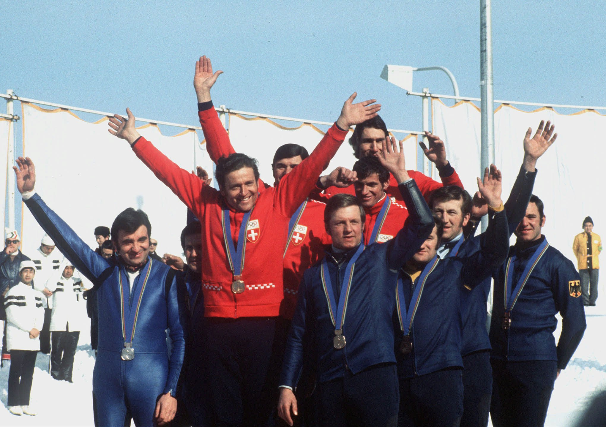 Siegerehrung Vierer-Bob an den Olympischen Winterspielen in Sapporo 1972: Gold fuer die Schweiz mit dem (Jean) Wicki-Vierer. Die 'goldenen Tage von Sapporo' sind in der Schweiz bis heute ein Begriff geblieben. Zehn Medaillen brachten die Schweizer Wintersportlerinnen und Sportler 1972 von der Insel Hokkaido im Norden Japans mit nach Hause und belegten damit in der Nationenwertung hinter den beiden ueberragenden Ostblockmaechten Sowjetunion (16 Medaillen) und DDR (14) den sensationellen dritten Platz. (KEYSTONE/Str)