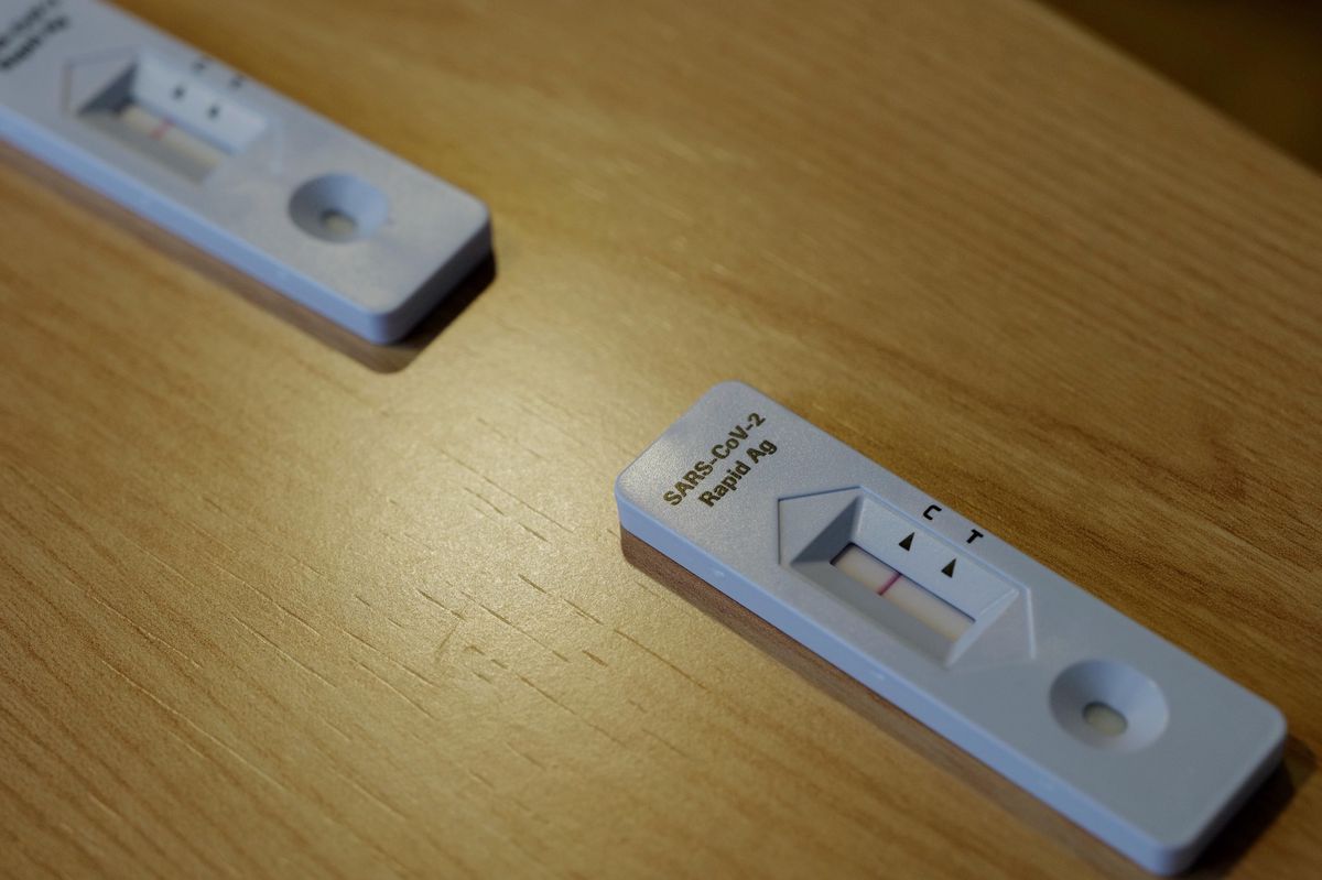 L’augmentation du nombre d’hospitalisations directement liées au Covid-19 se poursuit, mais à un rythme moins soutenu.