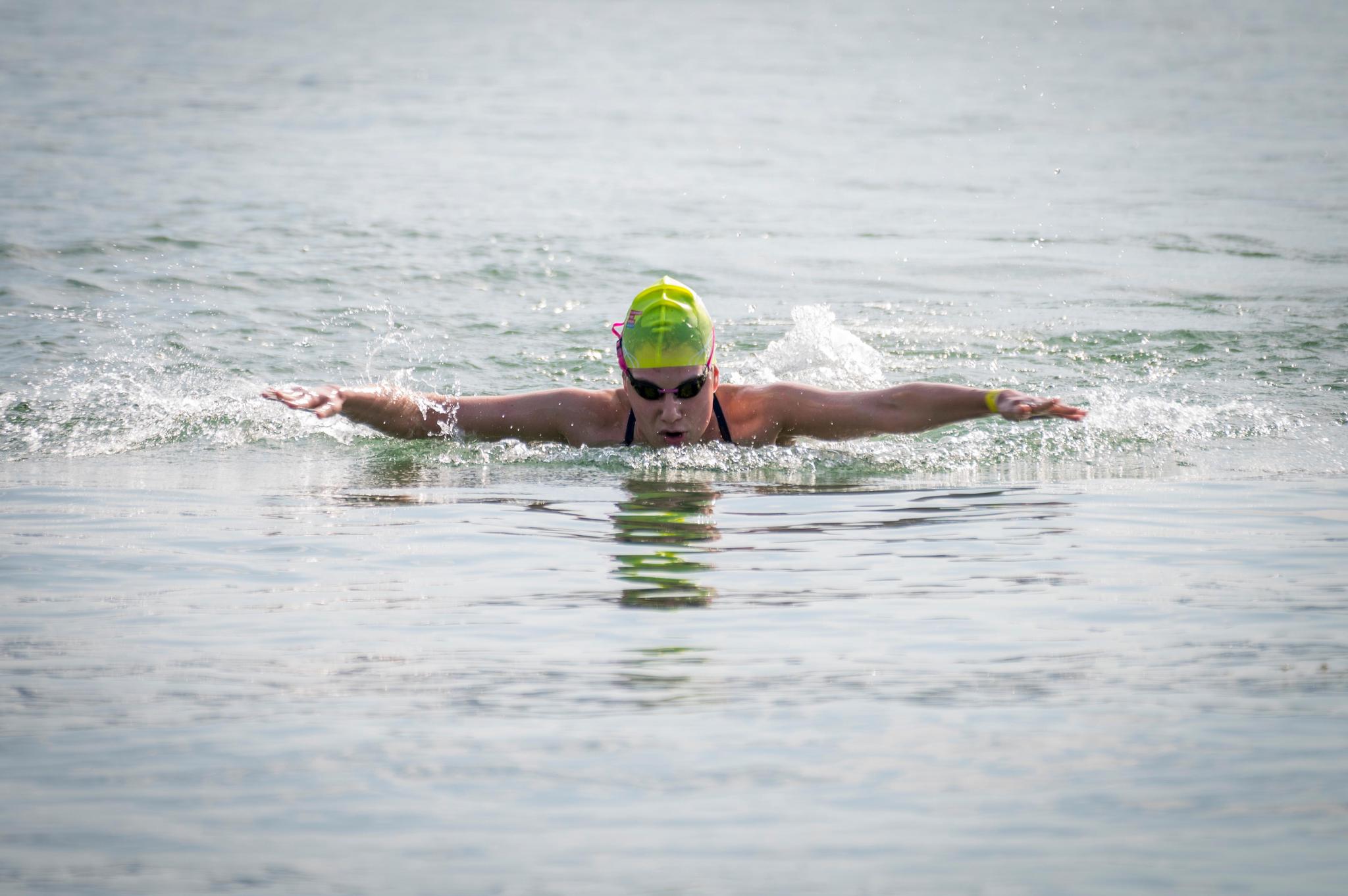 Mit Stil ins Ziel: Diese Schwimmerin überquert den Zürichsee mit der sogenannten Delfin-Technik.