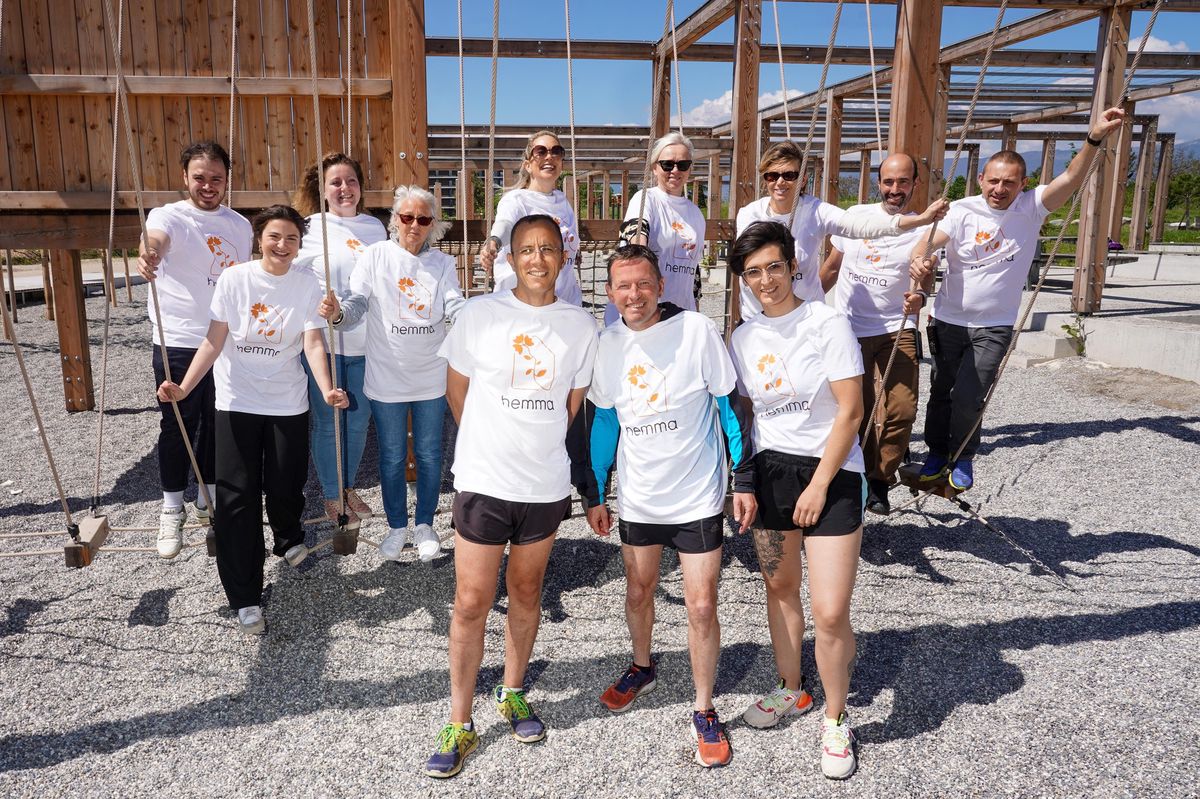 Christian (devant, au centre), résident de l’EMS les Charmettes, s’apprête à courir le semi-marathon de Genève samedi. Ses accompagnants Nordine et Carla l’entourent.