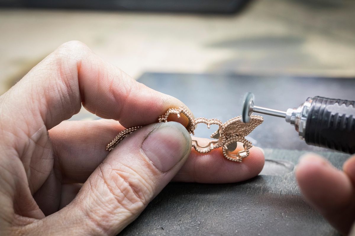 Travail de prépolissage sur un bijou en or.