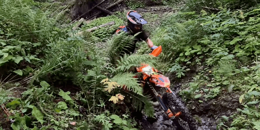 Franjo von Allmen: Motocross im Bergbach vor Chile-Lager
