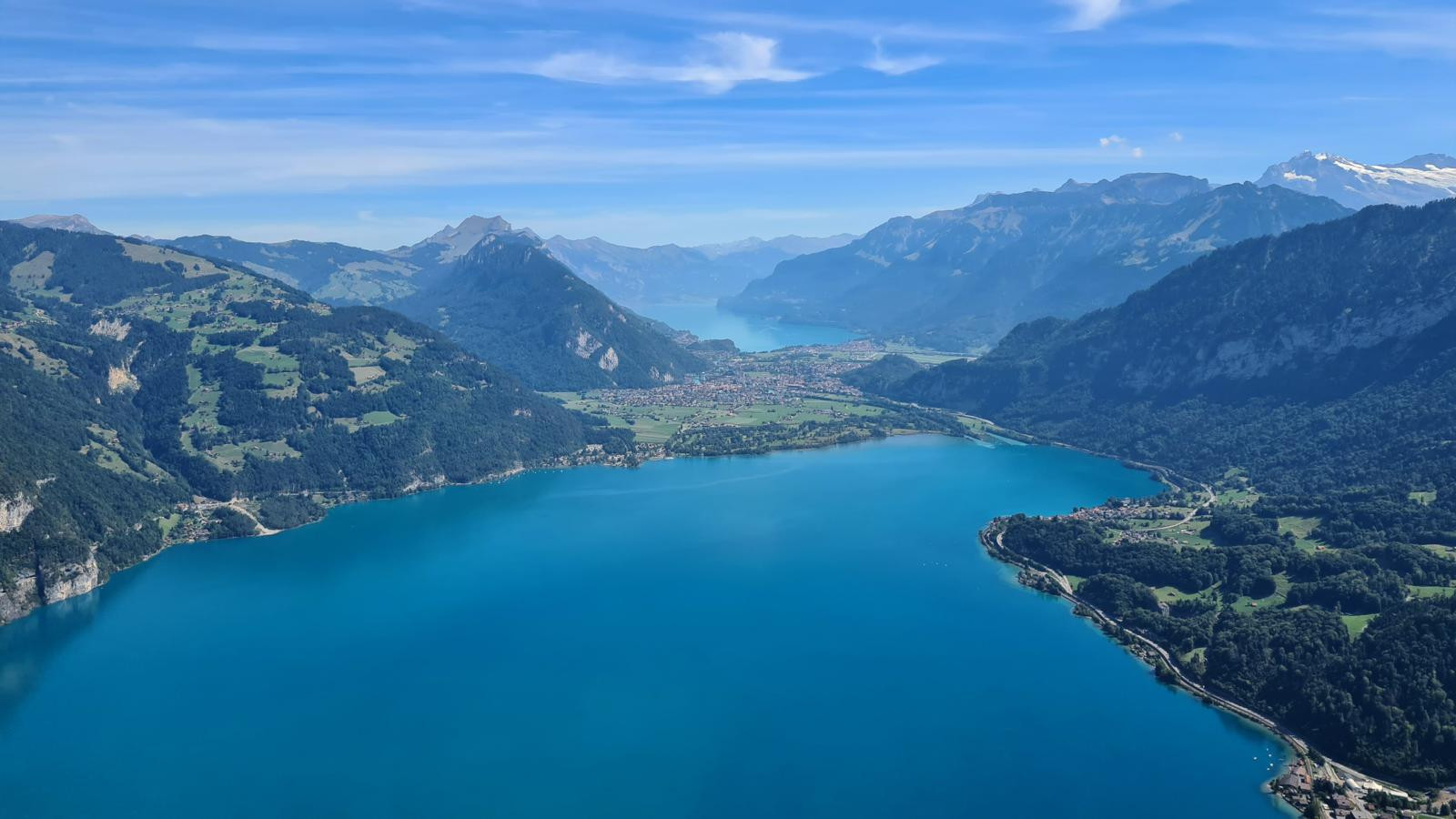Der Thunersee und der Brienzersee (im Hintergrund) waren im Sommer 2022 verglichen mit anderen Alpenrandseen gut gefüllt. 