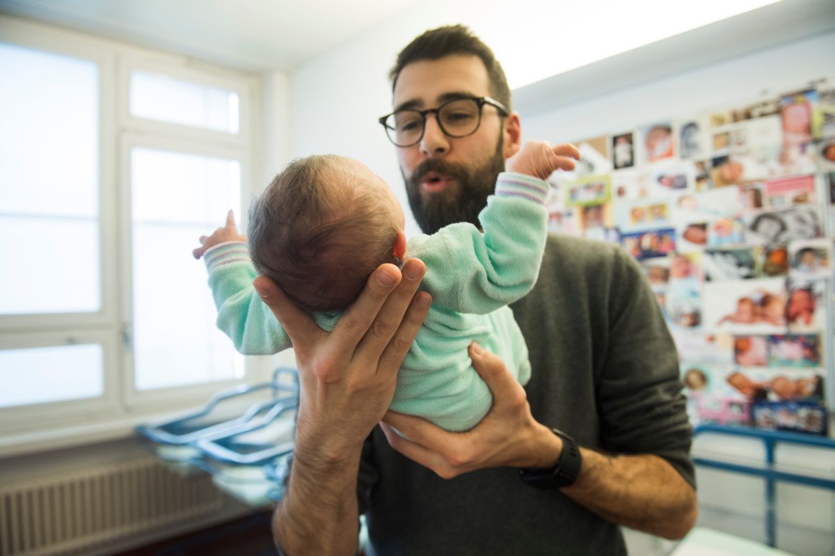 En Suisse, de plus en plus d’hommes veulent entretenir, dès la naissance, une relation directe avec leur enfant, sans avoir la maman comme intermédiaire.