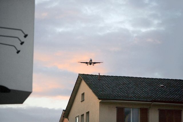 Ein Jet beim Südanflug über den Dächern von Glattbrugg. Hier sollen die neuen Lärmschutzmassnahmen unter anderem umgesetzt werden.