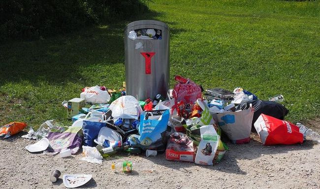 In der Zuger Altstadt werden immer mehr Abfallkübel entfernt. Ein Bürger hat sich darüber bei den zuständigen Stellen der Stadtverwaltung beschwert. (Symbolbild)