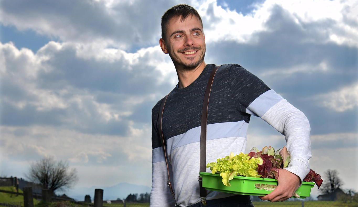 Tom Monnat, alias Tom le Jardinier et ses bretelles signature – «un hommage à mon grand-père» dans le potager qu’il cultive au Mont-sur-Lausanne.